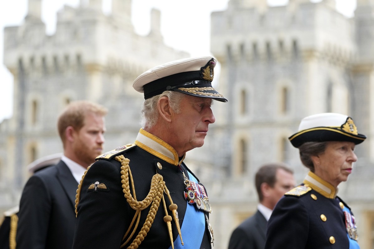 ARCHIV - 19.09.2022, Gro�britannien, Windsor: K�nig Charles III., Prinzessin Anne (r) und Prinz Harry (l), Herzog von Sussex, folgen dem Leichenwagen mit dem Sarg von K�nigin Elizabeth II. auf dem Weg ...