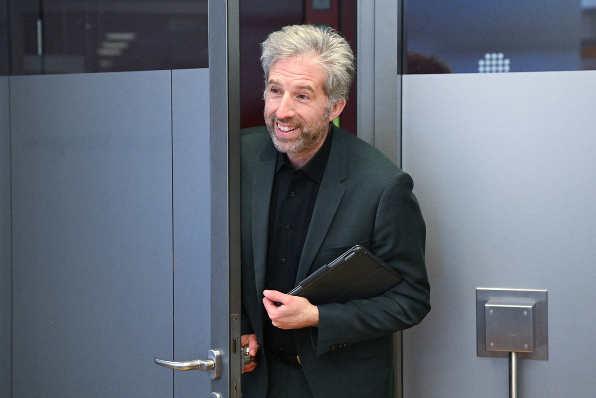 04.12.2023, Baden-W�rttemberg, T�bingen: Boris Palmer, Oberb�rgermeister von T�bingen, betritt im Landratsamt einen Konferenzraum einer Pressekonerenz. Er will sich bei den Kommunalwahlen im Juni komm ...