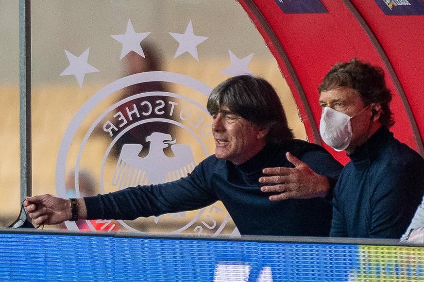 Deutschlands Fußballnationaltrainer Jogi Löw (l.) zetert während des 0:6-Debakels gegen Spanien. Neben ihm sitzt sein Assistenztrainer Marcus Sorg.