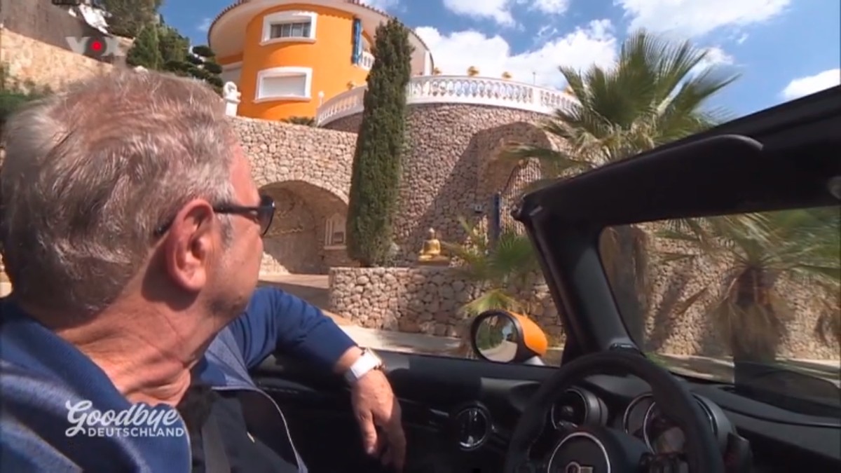 Heinz schaut an seinem letzten Tag noch einmal wehmütig zu seiner geliebten Villa.