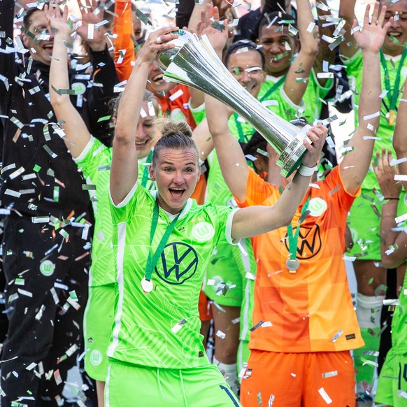 Fussball, DFB-Pokal der Frauen Saison 2021/22 Finale VfL Wolfsburg - 1.FFC Turbine Potsdam 28.05.2022, RheinEnergieSTADION VfL Wolfsburg ist DFB Pokalsieger der Frauen 2022, Alexandra Popp 11, VfL Wol ...