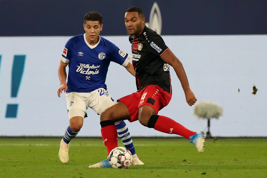 Amine Harit (FC Schalke 04) im Zweikampf mit Jonathan Tah (Bayer 04 Leverkusen) beim BL-Spiel (Saison 2018/19) FC Schalke 04 - Bayer 04 Leverkusen. Copyright: Thomas Pakusch *** Amine Harit FC Schalke ...