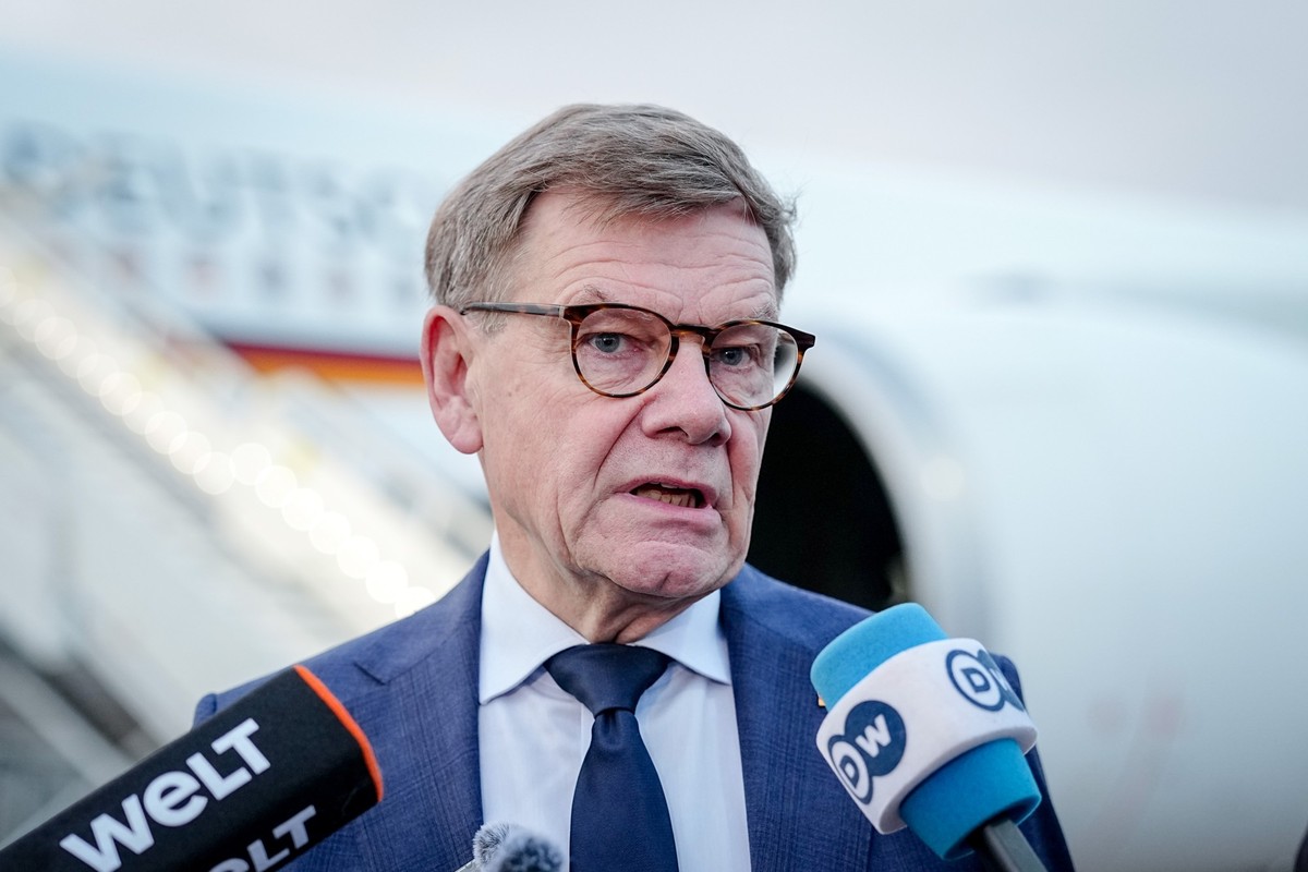 dpatopbilder - 22.09.2025, Brandenburg, Schönefeld: Johann Wadephul (CDU), Außenminister, gibt vor dem Airbus A350 der Luftwaffe vor dem Flug nach New York ein Pressestatement. Der Minister nimmt an d ...