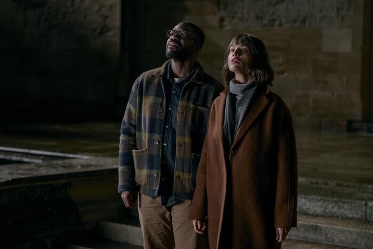 Jovan Adepo (l.) und Eiza González werden in der Netflix-Serie mit einer Alien-Invasion konfrontiert.