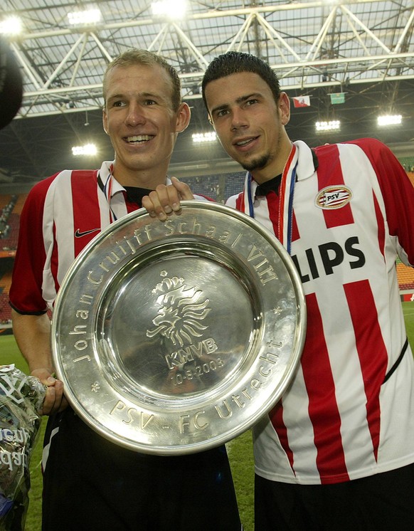 Superpokalsieger: Arjen Robben (l.) und Mateja Kežman mit der "Johan Cruijff Schaal"