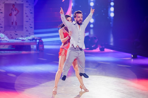 29.04.2022, Nordrhein-Westfalen, K�ln: Mathias Mester, Sportler, und Renata Lusin, Profit�nzerin, tanzen in der RTL-Tanzshow &quot;Let&#039;s Dance&quot; im Coloneum. Foto: Rolf Vennenbernd/dpa +++ dp ...