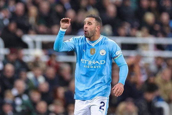 Premier League Newcastle United v Manchester City Kyle Walker of Manchester City gives his team instructions during the Premier League match Newcastle United vs Manchester City at St. James s Park, Ne ...