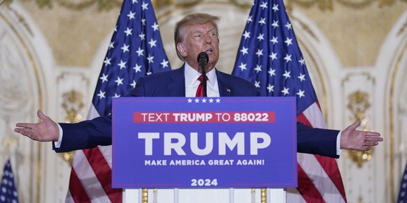04.04.2023, USA, Palm Beach: Donald Trump, ehemaliger Präsident der USA, spricht in seinem Anwesen Mar-a-Lago, Stunden nach seiner Anklageerhebung in New York. Als erster Ex-Präsident in der Geschicht ...