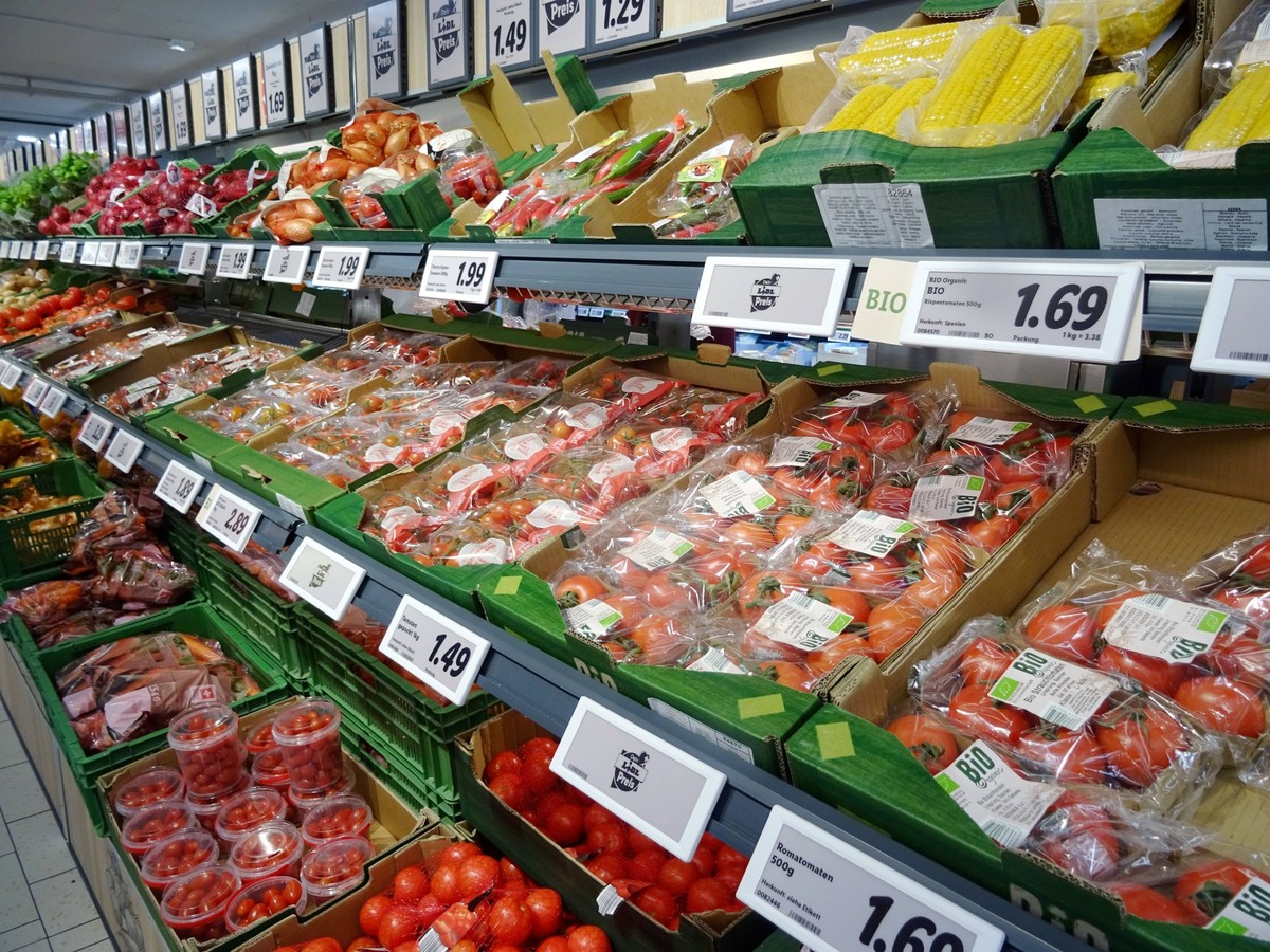 Foto Manuel Geisser 31.12.2021. Detailhandel. Bild : Gemuese in einem Supermarkt *** Photo Manuel Geisser 31 12 2021 retail trade picture vegetables in a supermarket