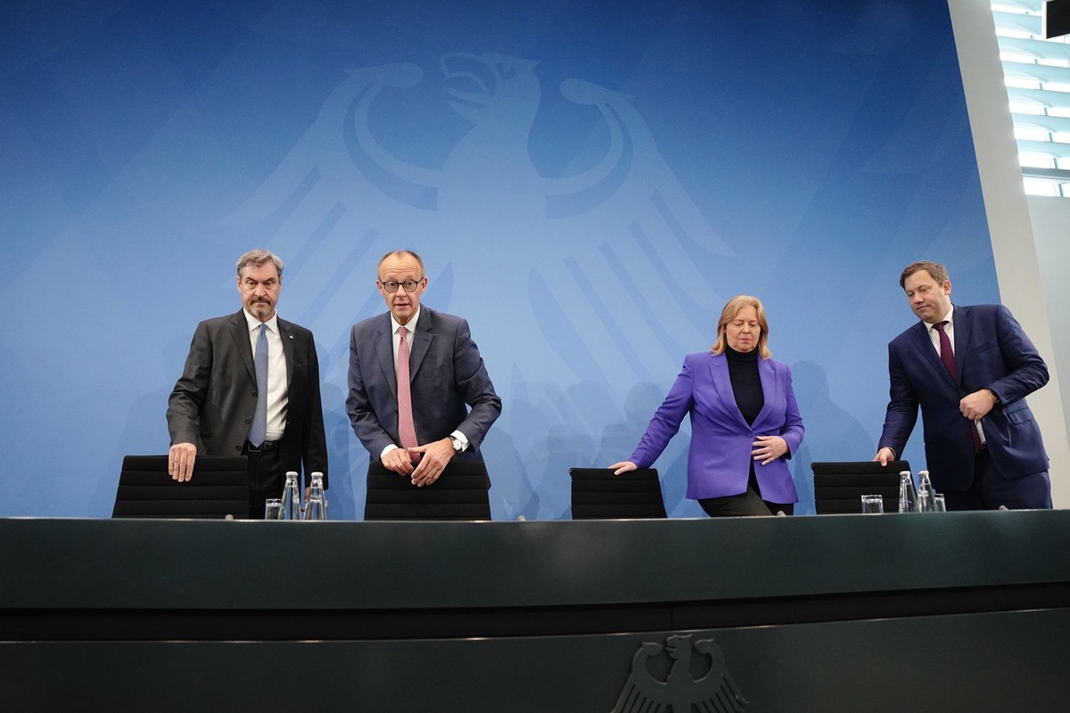 09.10.2025, Berlin: Nach dem Koalitionsausschuss kommen Markus Söder (l-r), Ministerpräsident von Bayern und Vorsitzender der CSU, Friedrich Merz, Bundeskanzler und Bundesvorsitzender der CDU, Bärbel  ...