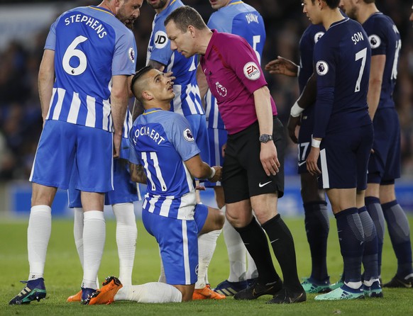 Bilder des Tages - SPORT Referee Kevin friend has words with Anthony Kockaert of Brighton as he kneels down in a defensive wall during the premier league match at the Amex Stadium, London. Picture dat ...
