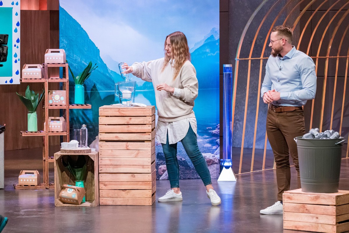 Inga Plochow und Richard Birich präsentieren die wiederverwendbare Wasserfilterkartusche &quot;YUCONA&quot;. Sie erhoffen sich ein Investment von 300.000 Euro für 15 Prozent der Anteile an ihrem Unter ...
