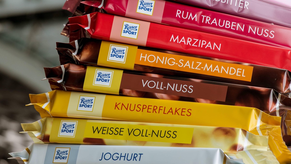 24.04.2018, Berlin, Deutschland, DER - Grosse Tafeln der Marke Ritter Sport auffgebaut als Werbung im Berliner Hauptbahnhof. *** 24 04 2018 Berlin Germany THE large panels of the brand Ritter Sport bu ...
