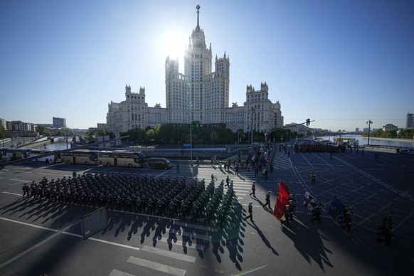 09.05.2023, Russland, Moskau: Russische Soldaten marschieren zum Roten Platz, um an einer Militärparade zum Tag des Sieges in Moskau, Russland, am Dienstag, den 9. Mai 2023, anlässlich des 78. Foto: A ...