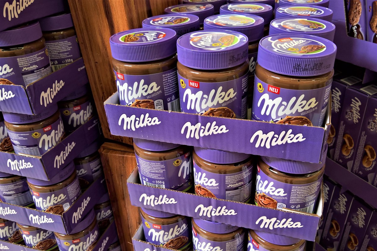 Milka Haselnusscreme, Schokoladen - Brotaufstrich im Supermarkt *** Milka hazelnut cream, chocolate spread in the supermarket