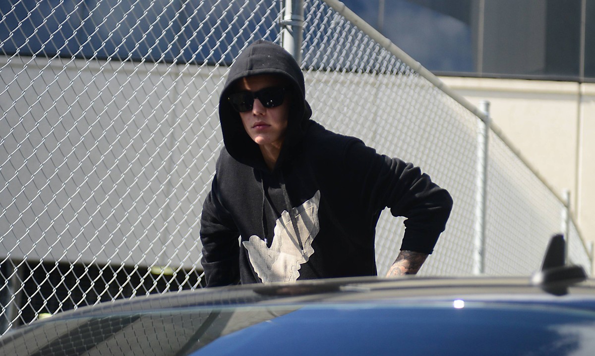 Jan. 23, 2014 - Miami, FL - Florida, USA - United States - BIEBER 0123F Justin Bieber climbs atop his waiting SUV as he leaves the Turner Guilford Knight Correctional Center in Miami, Thursday, Jan. 2 ...