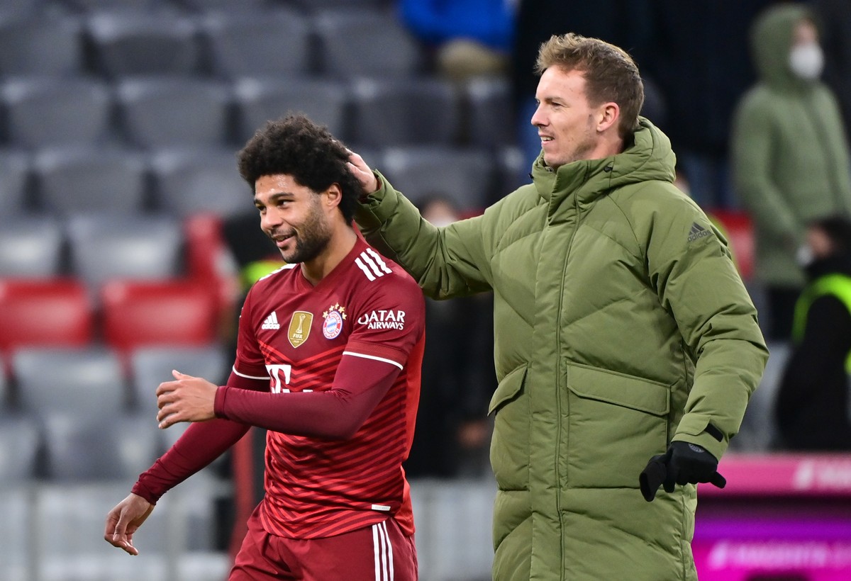 ARCHIV - 27.11.2021, Bayern, M�nchen: Fu�ball, Bundesliga, FC Bayern M�nchen - Arminia Bielefeld, 13. Spieltag in der Allianz Arena. M�nchens Trainer Julian Nagelsmann (r) bedankt sich nach dem Spiel  ...