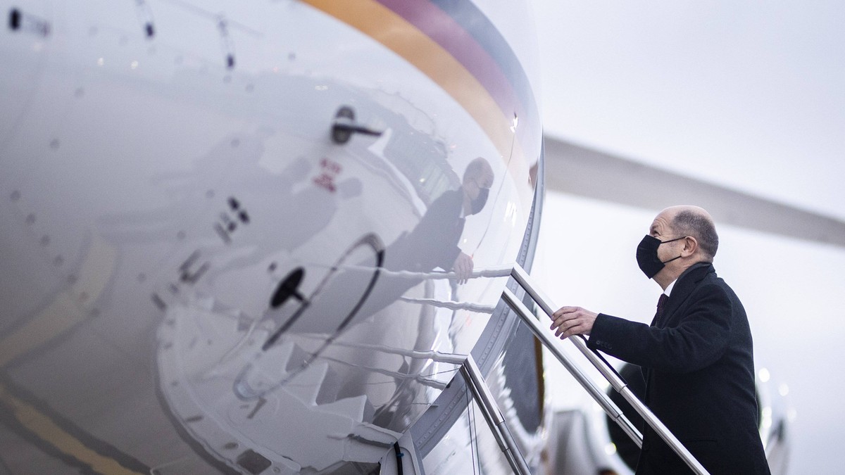 Olaf Scholz, Bundesminister der Finanzen, aufgenommen vor dem Flug nach Frankfurt mit der Regierungsmaschine Global 5000 in Berlin, 04.12.2020. Olaf Scholz besucht im Rahmen einer Reise nach Rheinland ...