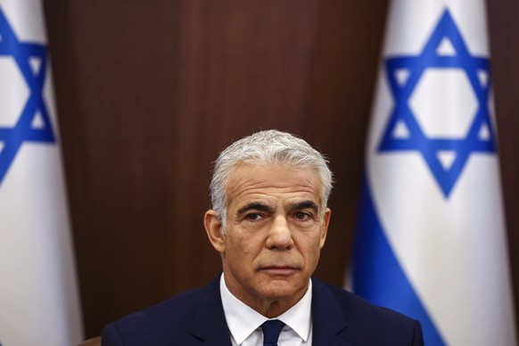 27.10.2022, Israel, Jerusalem: Jair Lapid, Ministerpr�sident von Israel, leitet eine Sondersitzung anl�sslich eines Abkommens einer gemeinsamen Seegrenze zwischen Israel und dem Libanon. Israel und de ...