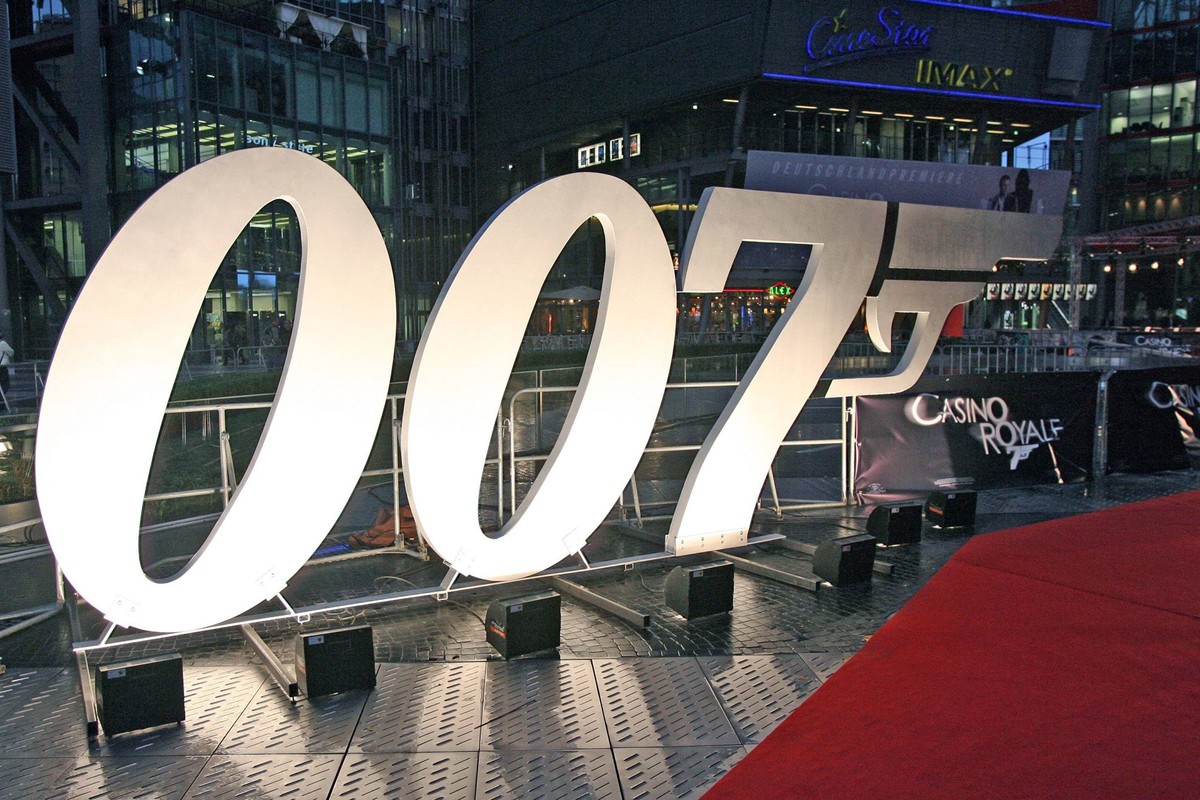 Deutschlandpremiere des James Bond Films Casino Royale im Berliner CineStar Kino im Sony Center am Potsdamer Platz James Bond Logo