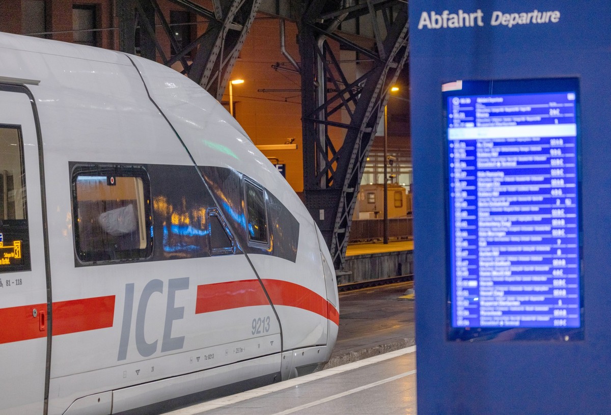 ARCHIV - 18.09.2024, Nordrhein-Westfalen, Köln: Ein ICE steht am Bahnsteig im Hauptbahnhof. (Archivfoto) (zu dpa: «Bahn: «Neuer Fahrplan mit mehr internationalen Angeboten»») Foto: Thomas Banneyer/dpa ...
