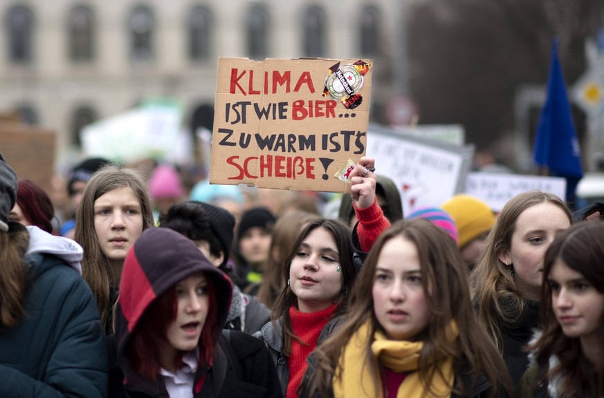 Fridays for Future DEU, Deutschland, Germany, Berlin, 03.03.2023 Demonstranten mit Schild Klima Ist Wie Bier Zu Warm ist es Scheisse bei der Kundgebung und Demonstration der Fridays For Future Bewegun ...