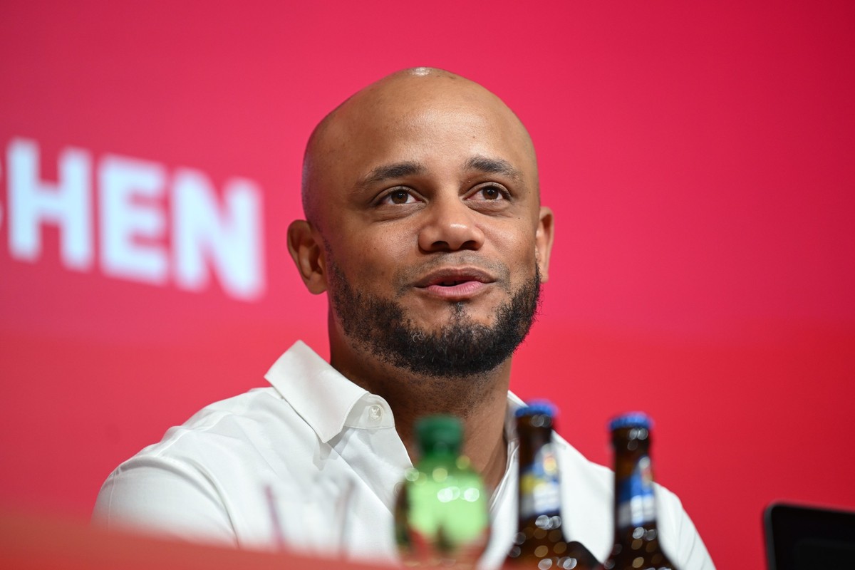 30.05.2024, Bayern, M�nchen: Fu�ball: Bundesliga, Vorstellung neuer Trainer beim FC Bayern, Allianz Arena: Vincent Kompany wird als neuer Trainer vorgestellt.

Vincent Kompany wurde als neuer Trainer  ...