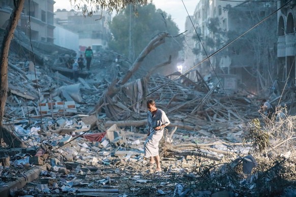 News Themen der Woche KW40 News Bilder des Tages Mensen lopen bovenop het puin van een toren die is verwoest door een Israëlische luchtaanval in Gaza-stad Mensen lopen bovenop het puin van een toren die is verwoest door een Israëlische luchtaanval ...