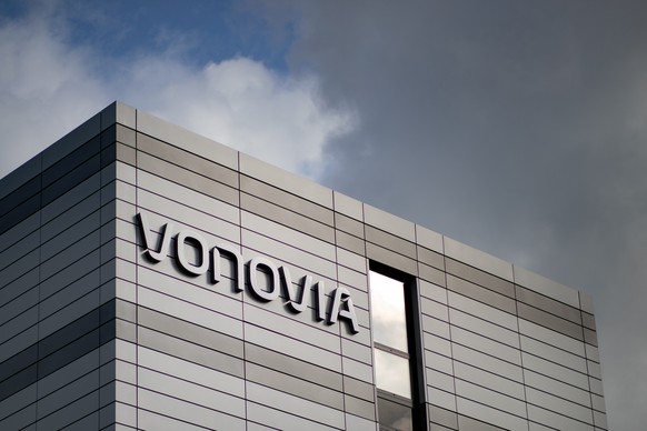 ARCHIV - 03.05.2019, Nordrhein-Westfalen, Bochum: Der Schriftzug des Wohnungsunternehmens «Vonovia» hängt an der Firmenzentrale. Deutschlands größter Immobilienkonzern Vonovia will zur Verringerung de ...