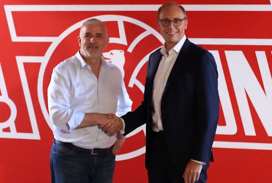 Union-Präsident Dirk Zingler beim Handshake mit Andrew Wallis, Deputy CEO der Immobilienfirma Aroundtown SA.