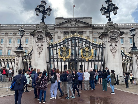 Vor dem Buckingham Palast stehen die Menschen bereits versammelt.