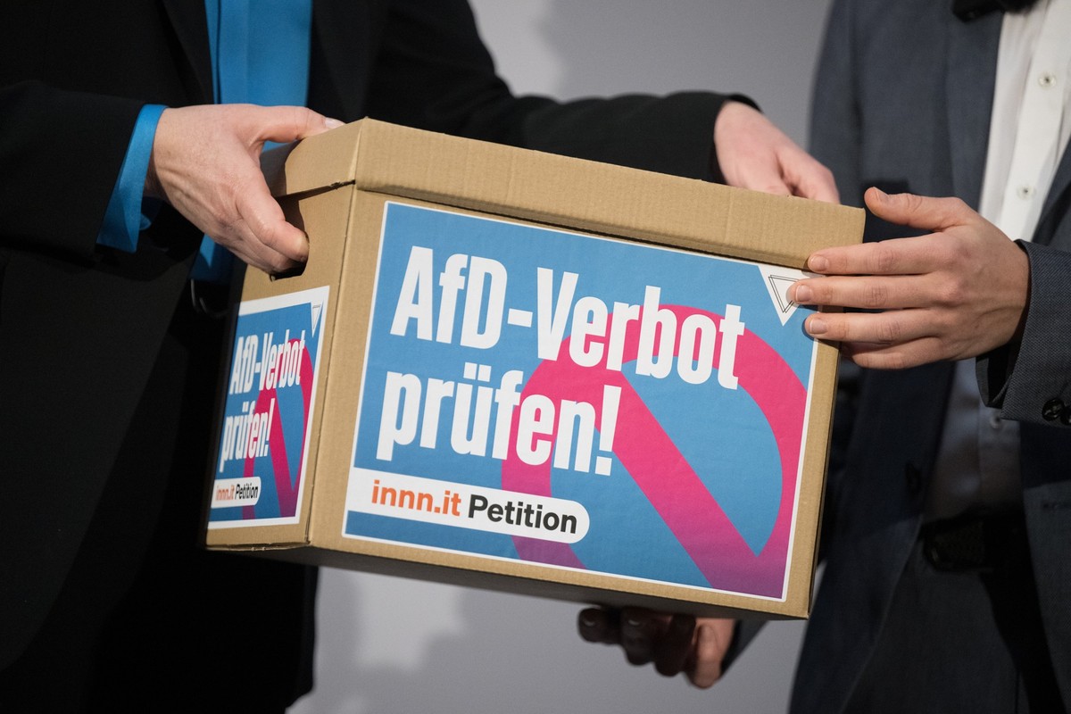 31.01.2024, Berlin: Thomas Laschyk (r), Chefredakteur und Geschäftsführer des Blogs «Volksverpetzer», übergibt die Unterschriften der Petition «AfD-Verbot prüfen!» an Bundesratspräsidentin Manuela Sch ...