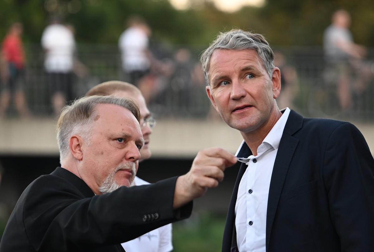 07.09.2023, Brandenburg, Oranienburg: Roman Kuffert (l, AfD) unterhält sich mit dem Thüringer AfD-Fraktionschefs Björn Höcke (r) vor dem Oranienburger Schloss. Foto: Britta Pedersen/dpa +++ dpa-Bildfu ...