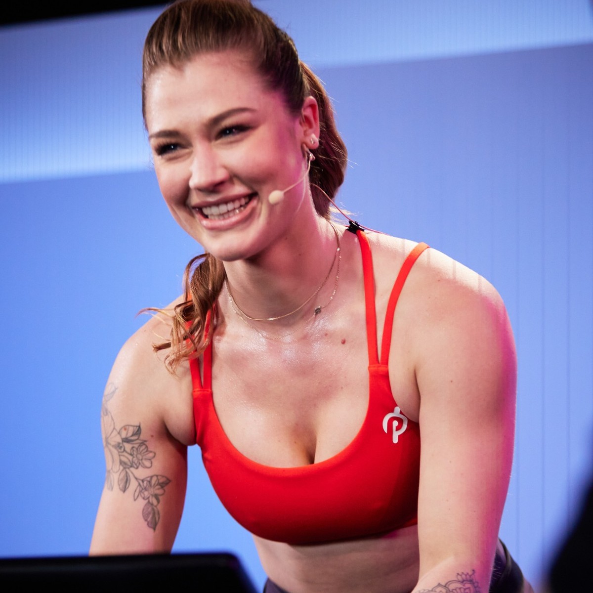Charlotte ist eine von zwölf deutschsprachigen Peloton-Trainer:innen.