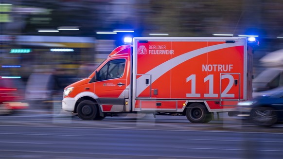 ARCHIV - 11.11.2022, Berlin: Ein Rettungswagen der Berliner Feuerwehr f