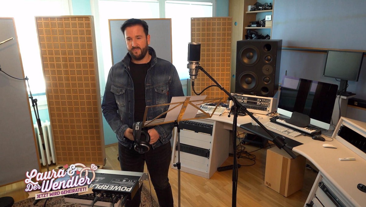 Nachdem Laura geflüchtet war, bleibt der Wendler erstmal im Studio und drehte das Interview ab.