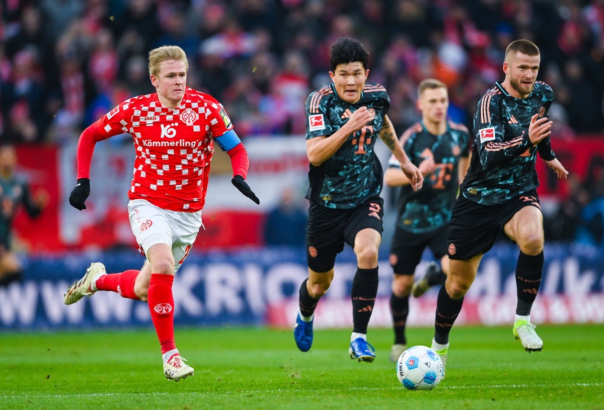 Jonathan Burkardt 1. FSV Mainz 05 in Aktion gegen Eric Dier FC Bayern Muenchen und Min-Jae Kim FC Bayern Muenchen waehrend des Spiels der 1. Bundesliga zwischen 1. FSV Mainz 05 und FC Bayern M�nchen,  ...
