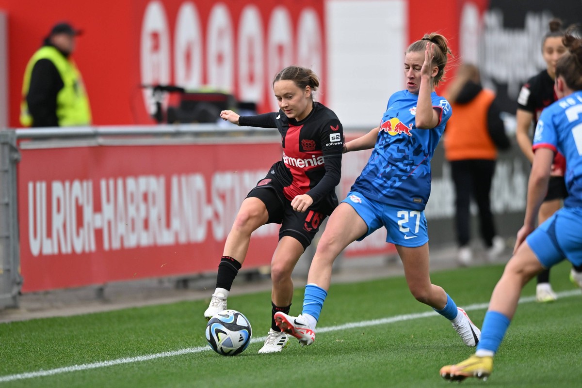 Sofie Zdebel B04, 16 spielt den Ball vor Marlene M�ller RB Leipzig, 27, 19.11.2023, Leverkusen Deutschland, Fussball, Google Pixel Frauen-Bundesliga, Bayer 04 Leverkusen - RB Leipzig, DFB/DFL REGULATI ...