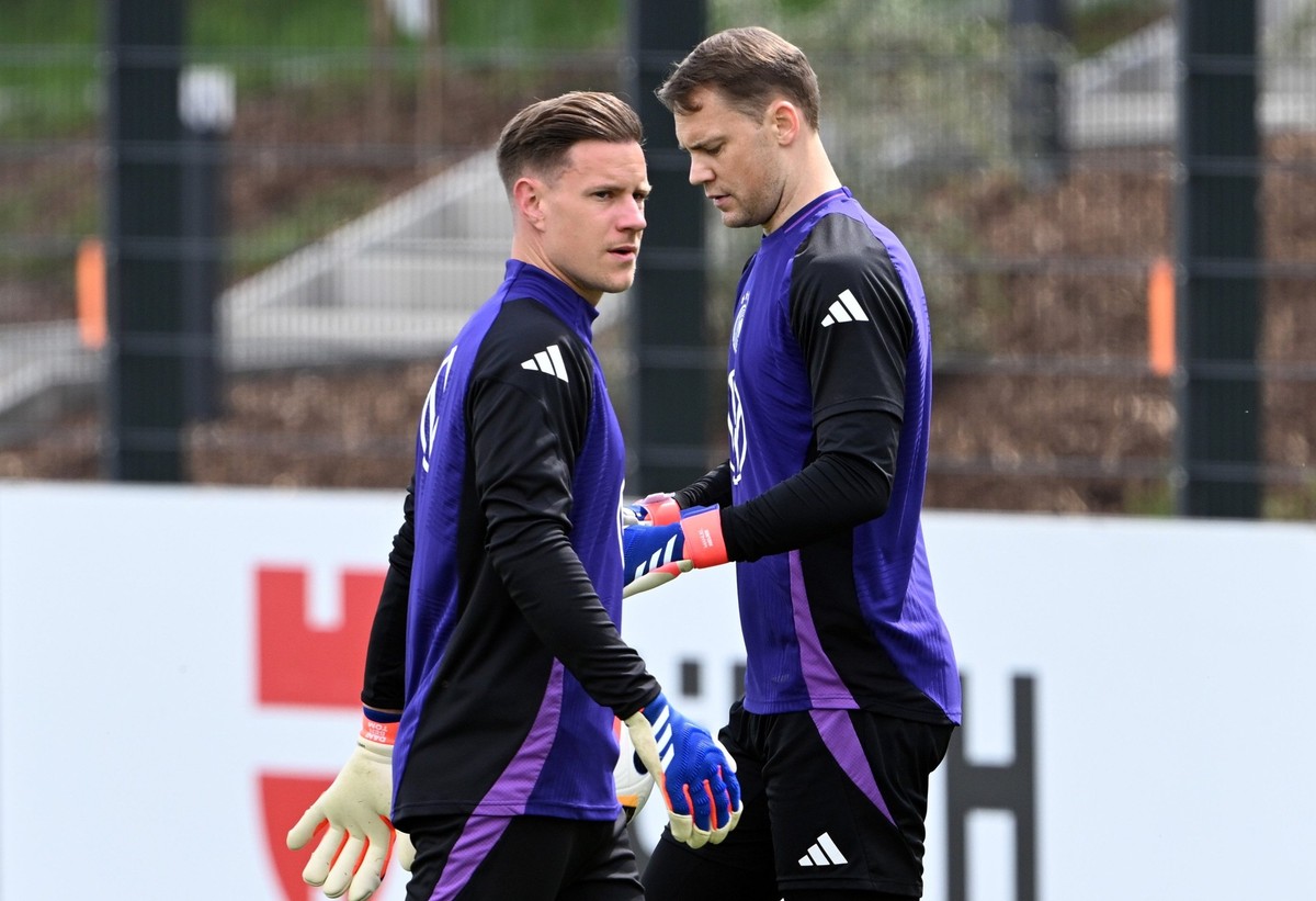 dpatopbilder - 06.06.2024, Bayern, Herzogenaurach: Fußball: Nationalmannschaft, vor dem EM-Test gegen Griechenland, Training. Deutschlands Torwart Manuel Neuer (r) und Torwart Marc-Andre ter Stegen wä ...