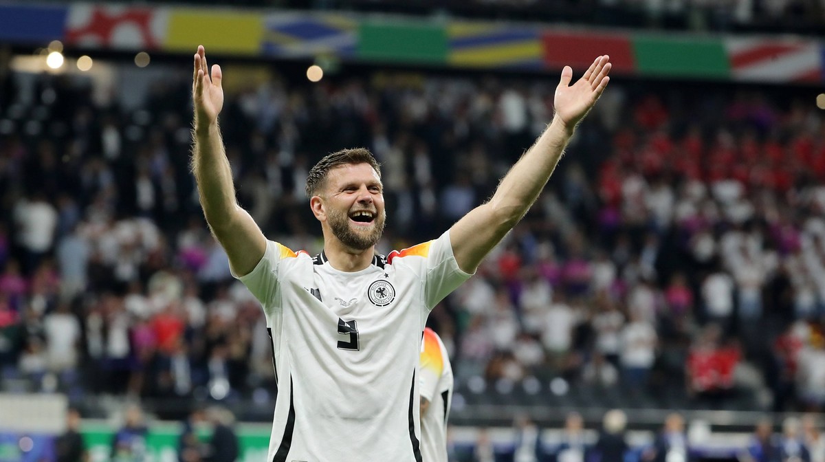 vorn Niclas Füllkrug, DFB Mannschaft feiert 1:1 Unentschieden vor den Fans / Freude / Emotion / Jubel nach Spielende / / Fußball Fussball / Europameisterschaft Euro 2024 EM Herren / Saison 2023/2024 / ...