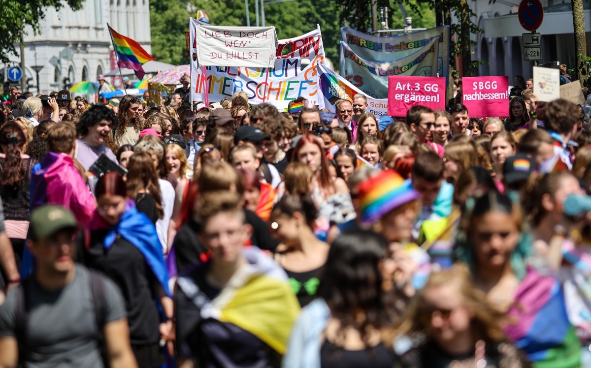 17.06.2023, Niedersachsen, Oldenburg: Teilnehmer gehen beim Umzug zum Christopher Street Day (CSD) mit Fahnen und Plakaten durch die Stadt. Der so genannte CSD Nordwest steht in diesem Jahr unter dem  ...