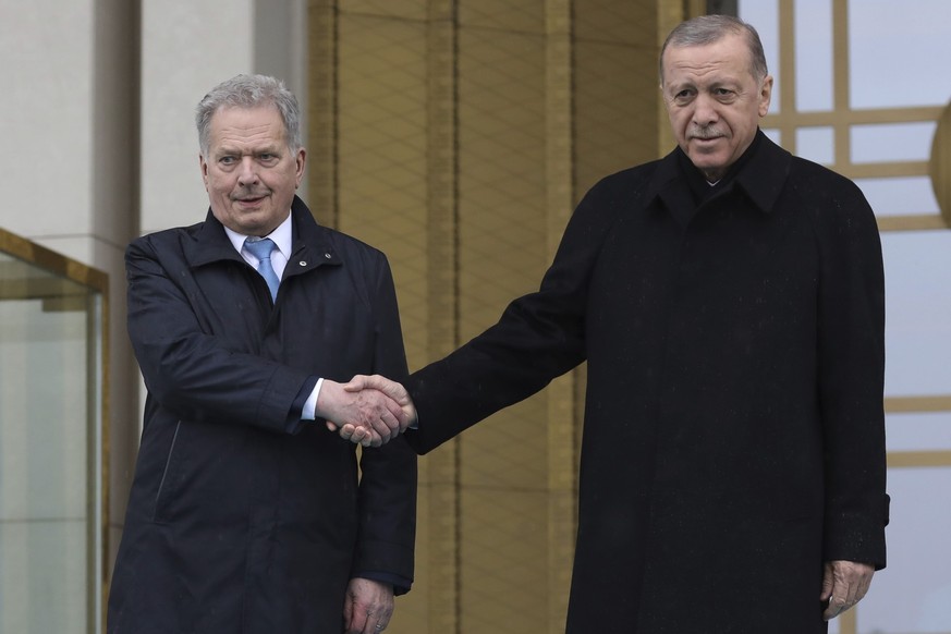 Turkish President Recep Tayyip Erdogan, right, and Finland&#039;s President Sauli Niinisto shake hands during a welcome ceremony at the presidential palace in Ankara, Turkey, Friday, March 17, 2023. E ...