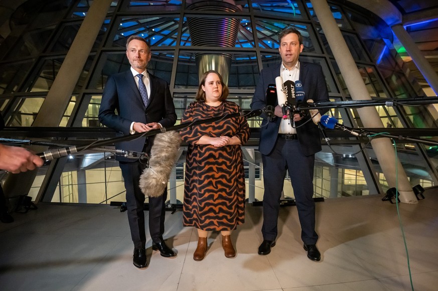 28.03.2023, Berlin: Die Parteichefs der Koalitionsparteien Lars Klingbeil (SPD, r-l) Ricarda Lang (Grüne) und Christian Lindner (FDP) sprechen im Bundestag nach dem Koalitionsausschuss. Foto: Michael  ...