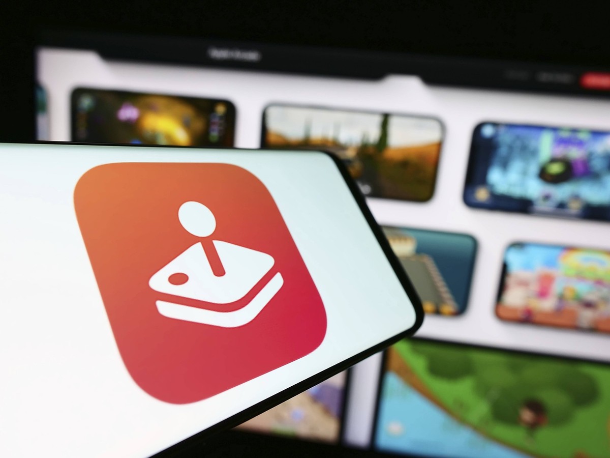 Stuttgart, Germany, 09-23-2023: Cellphone with logo of video game platform Apple Arcade on screen in front of company website. Focus on center of phone display, Europe Copyright: imageBROKER/TimonxSch ...