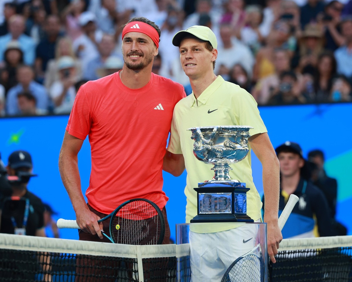 Jannik Sinner ITA und Alexander Zverev posen am Netz vor Spielbeginn, Endspiel, Final, Australian Open 2025, Melbourne Park, Melbourne, Victoria, Australia. *** Jannik Sinner ITA and Alexander Zverev ...
