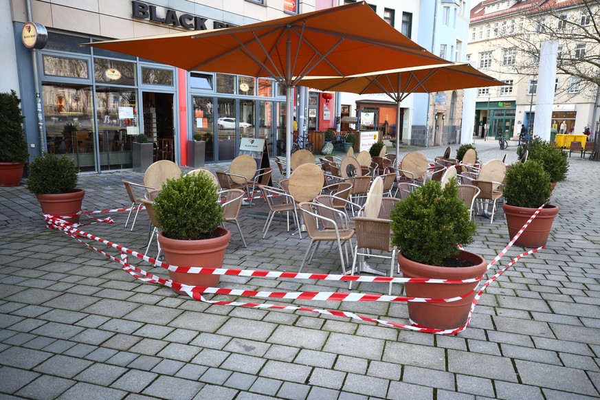 Hinsetzen soll sich hier keiner mehr – zur Vermeidung einer weiteren Virus-Ausbreitung.