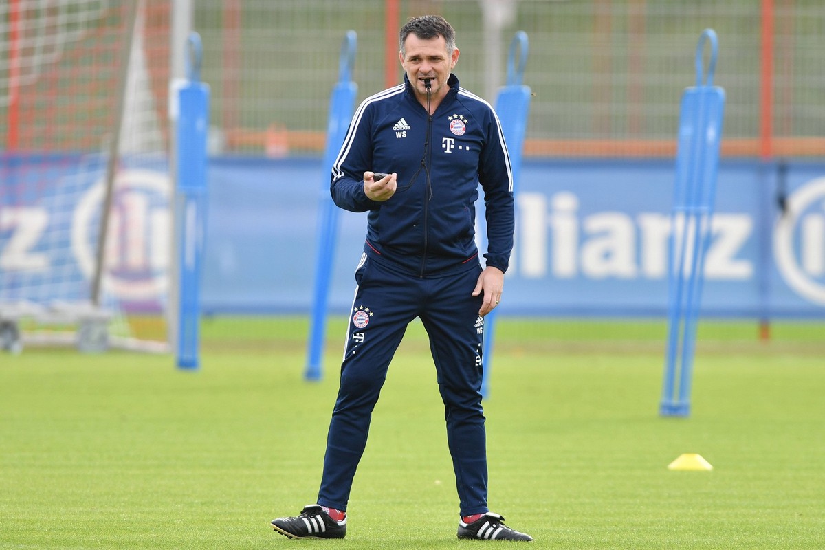 Willy SAGNOL (Interims Trainer FCB) allein auf dem Platz mit Stopuhr,Einzelbild,Freisteller, Ganzkoerperaufnahme,ganze Figur. Training FC Bayern Muenchen. Fussball 1.Bundesliga,1.Liga ,am 04.10.2017.