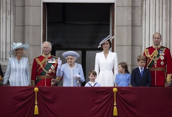 Thronjubiläum der Queen / Trooping the Colour, Mitglieder der Königsfamilie . 02/06/2022. London, United Kingdom. Queen Elizabeth II on the balcony of Buckingham Palace in London with members of The R ...