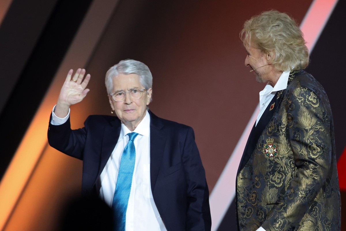 NUREMBERG, GERMANY - NOVEMBER 06: Frank Elstner is welcomed by Thomas Gottschalk during the 40th anniversary of the tv show &quot;Wetten, dass...?&quot; on November 06, 2021 in Nuremberg, Germany. (Ph ...