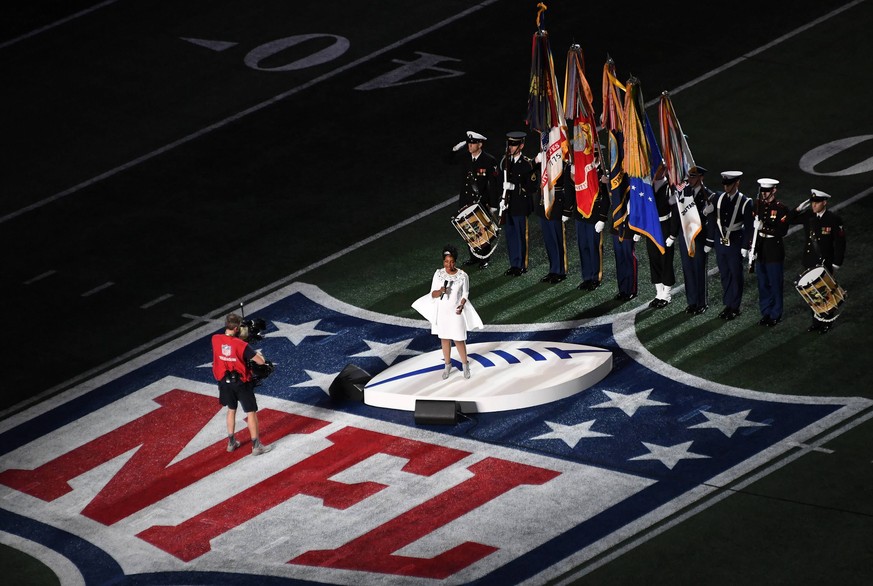 Gladys Knight im weißen Kleid: 2019 hatte sie die Ehre in Atlanta die Nationalhymne zu singen.